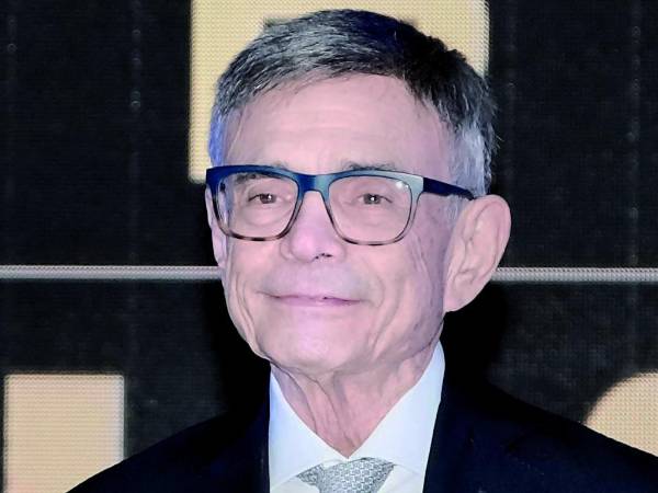 Amigos cercanos y personalidades del sector empresarial en la vela de don Alan Flores.