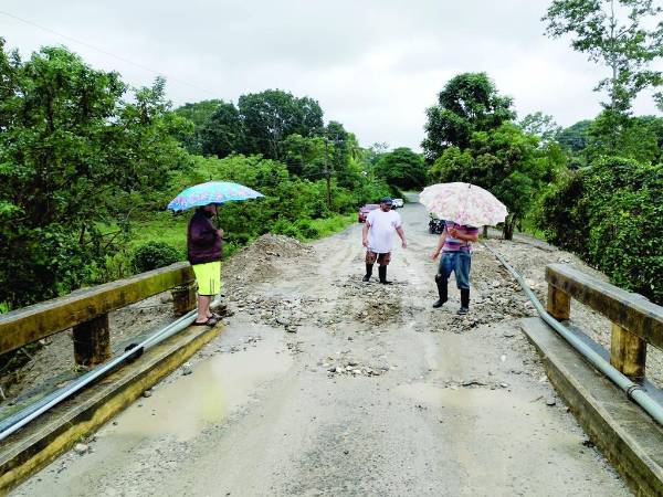 <b>El puente sobre el río Nutria hacia el municipio de Esparta estaba a punto de ceder.</b>