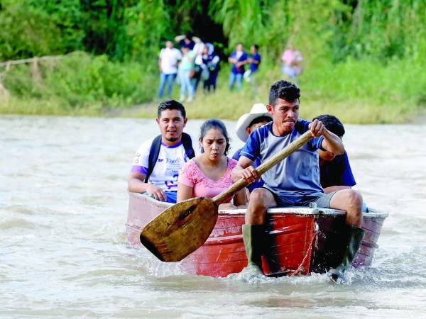 Así cruzan el Chamelecón en Santa Bárbara.