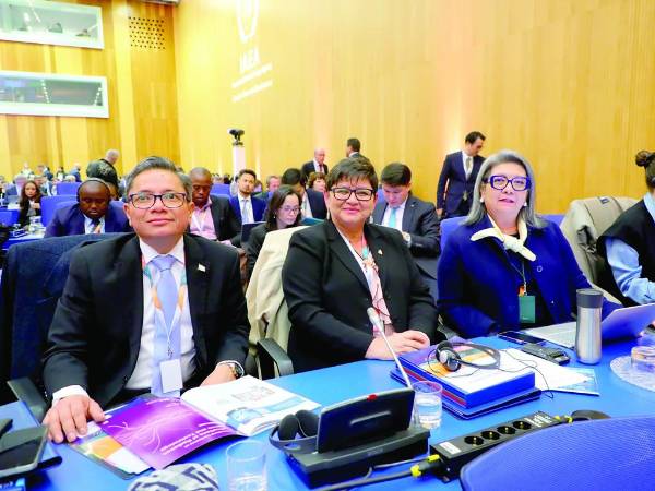 La ministra de Salud, Carla Paredes, visitó Europa para hablar de los avances que Honduras tiene en medicina nuclear. Sin embargo, varios sectores cuestionan su gestión frente a Salud.