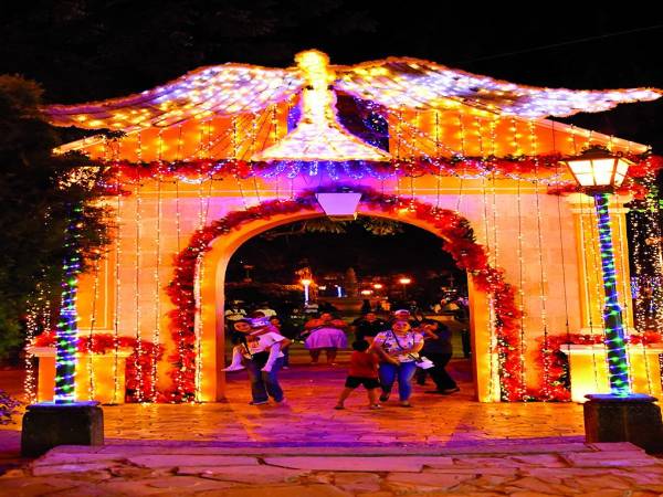 Comayagua es uno de los destinos favoritos para el cierre del año. Su villa navideña ha sido muy concurrida así como sus templos icónicos. La ciudad prepara actos culturales y artísticos. Fotos: cortesía Juan Bendeck