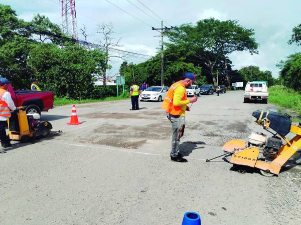 <b>La calle al muelle de cabotaje está severamente dañada y ya comenzó a ser tratada.</b>