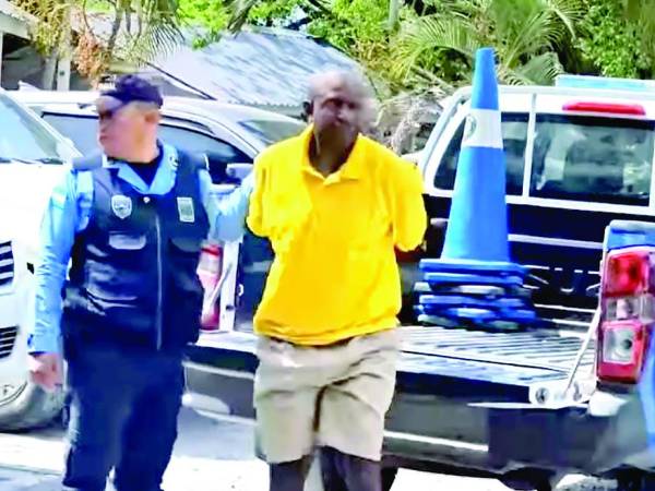 <b>Alejandro Dixon cuando era enviado a prisión.</b>