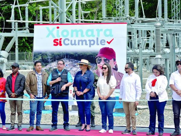 La presidenta Xiomara Castro, ministros y diputados en la subestación Bellavista. Foto: Héctor Paz.