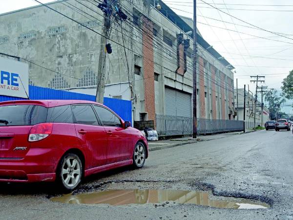 Estas son algunas de las calles de la ciudad que tienen serios daños, por lo que piden a los conductores transitar con precaución mientras se procede con las reparaciones.