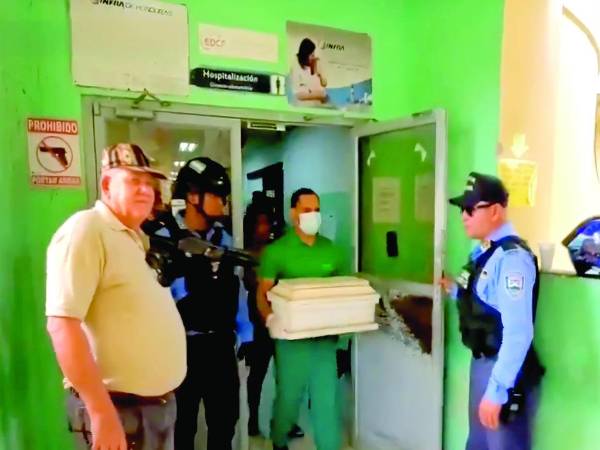 El cuerpo del bebé fue retirado con resguardo policial.