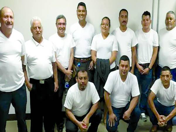 Juan López (el primero de izquierda a derecha, abajo), asesinado el 14 de septiembre, fue uno de los defensores del río Guapinol sobre el cual se abrió un proceso penal en Tocoa.