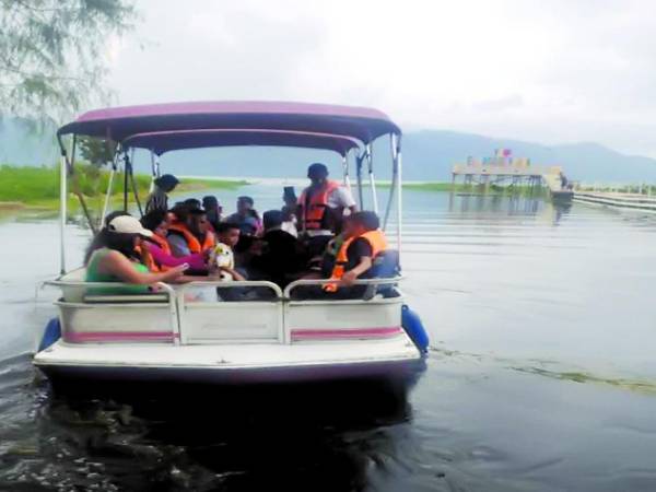 <b>Esta foto muestra la lancha con el grupo de personas previo a la tragedia. Foto cortesía de La Prensa Santacruzana.</b>