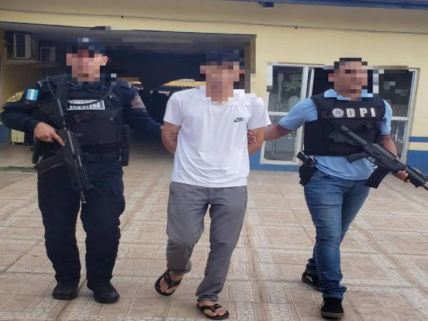 Se le decomisó una cantidad de dinero en diferentes divisas que incluyen dólares, euros y quetzales.