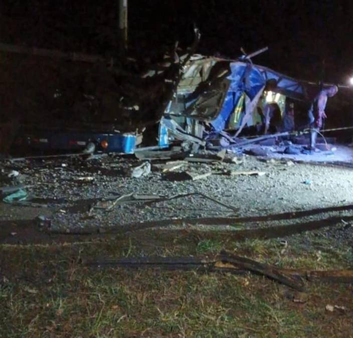 Las imágenes del aparatoso accidente que dejó 39 muertos al caer autobús con migrantes en precipicio