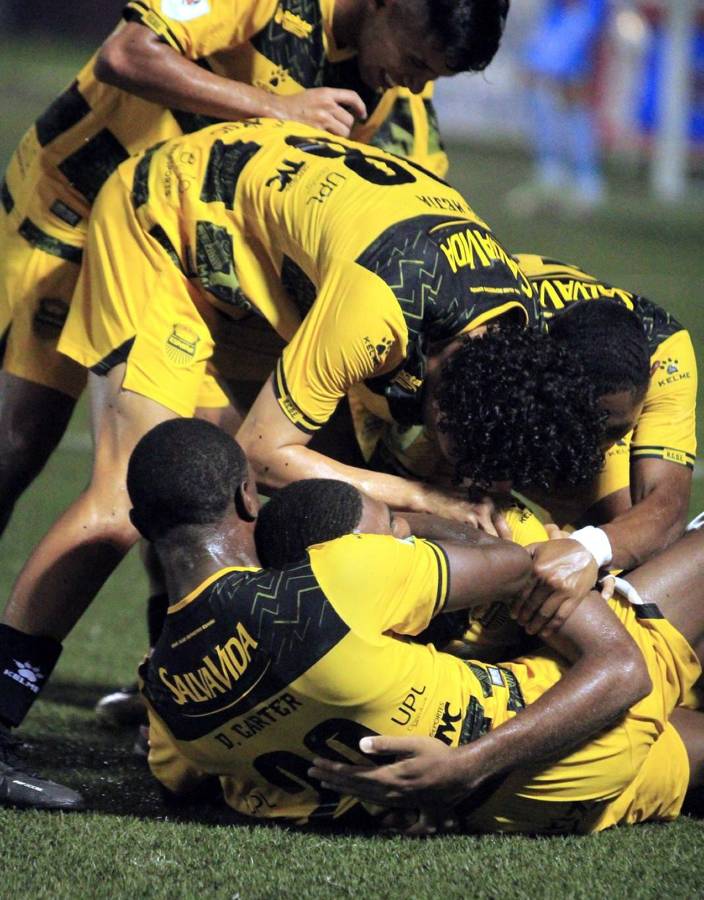 La celebración de los jugadores del Real España tras el tercer gol.
