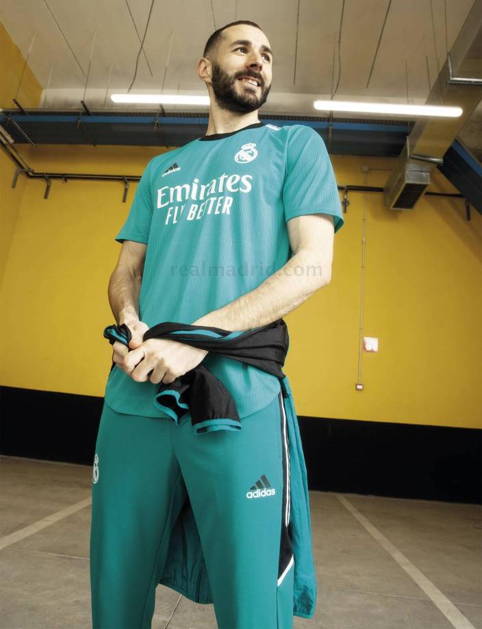 Karim Benzema posa con la nueva ‘piel’ del equipo merengue.