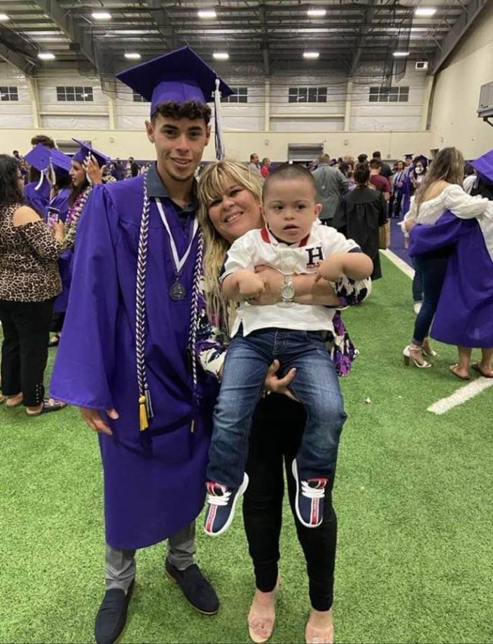 Aquí con su madre Roxana Puerto, el día que se graduó High School. El 4 de agosto cumpliría 21 años.