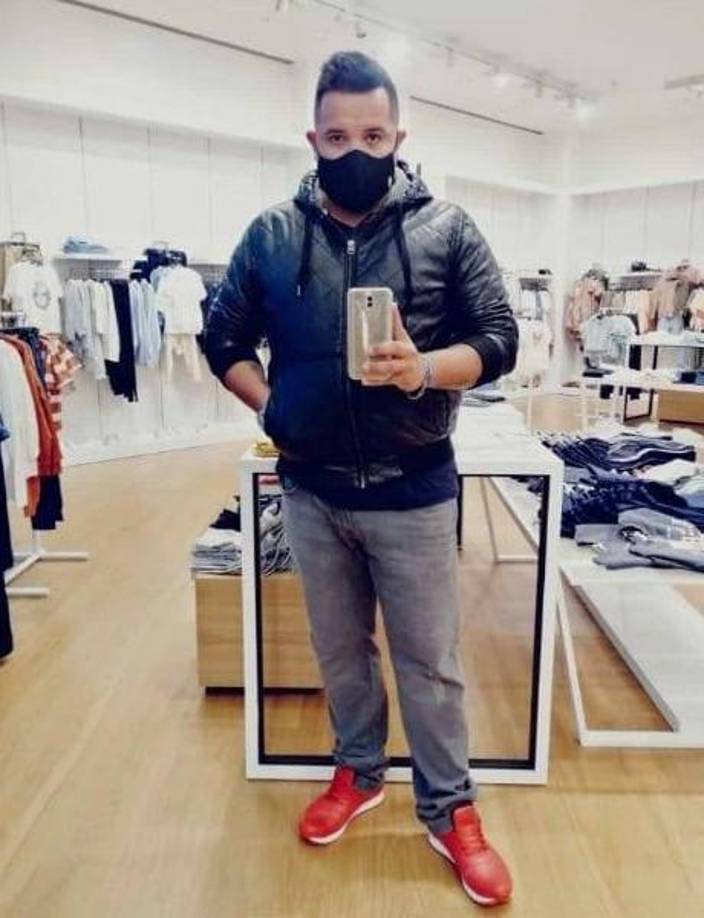 No pudo tomar bien una curva, se salió de la carrera y chocó contra un árbol.