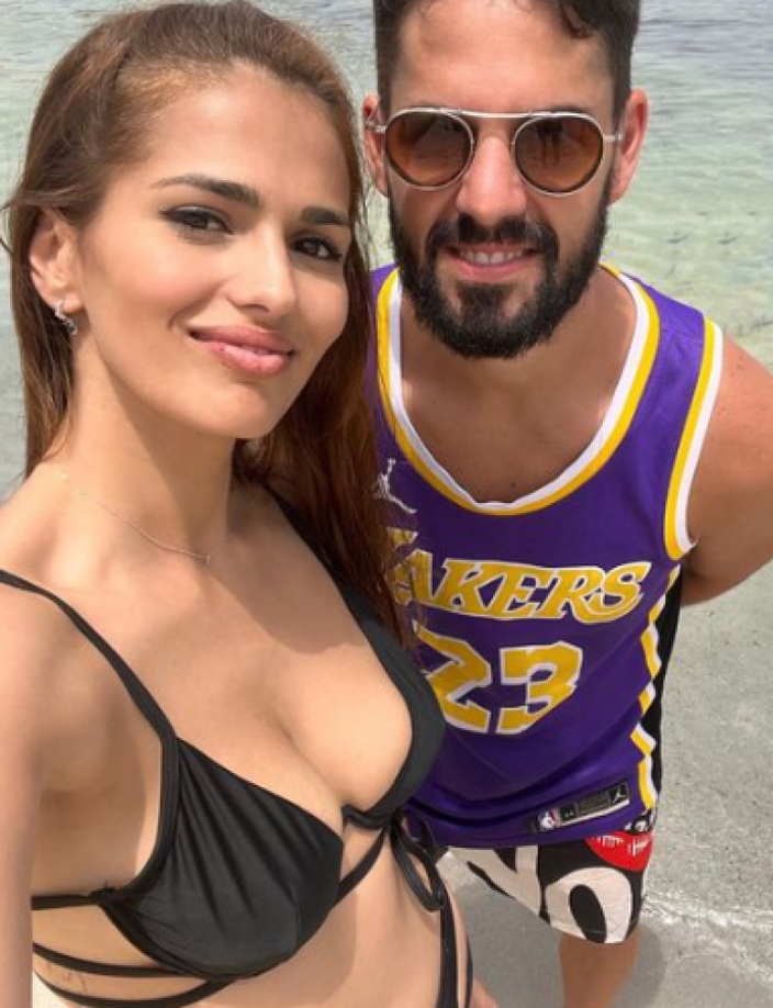 Y finalizó: “El abogado de Alves: sujétame el cubata”, esto en un retuit sobre la noticia de la nueva declaración del futbolista de 39 años.