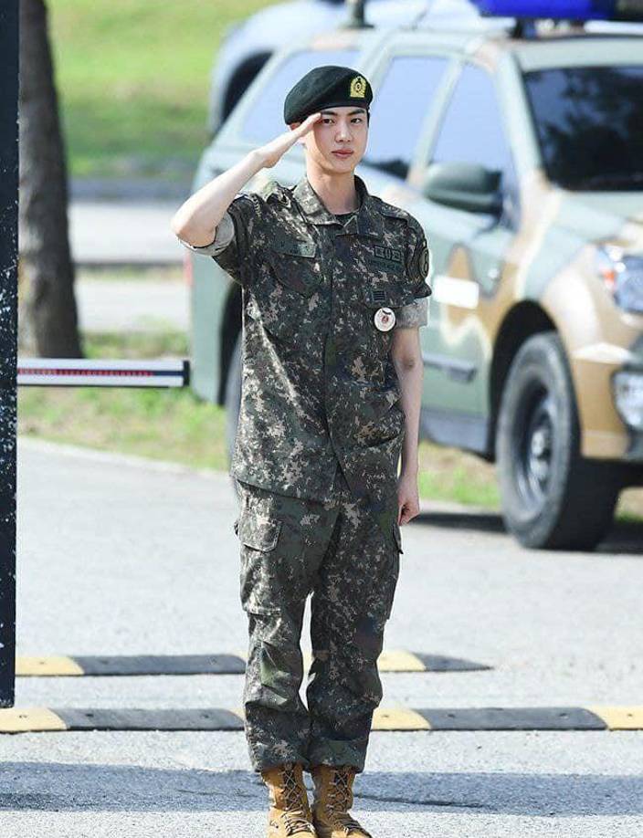 Seokjin hizo el saludo militar a su salida de su regimiento militar, donde también fue cálidamente despedido por sus compañeros e instructores.
