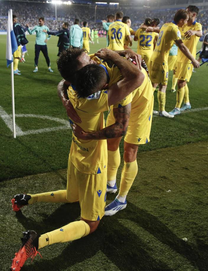 El delantero hondureño del Cádiz Anthony Rubén Lozano celebra su gol, primero del equipo andaluz ante el Alavés, durante el partido de Liga en Primera División en el estadio de Mendizorroza, en Vitoria. EFE/David Aguilar