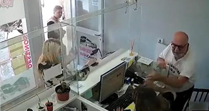 VIDEO: Dirigente de DDHH golpeó a una empleada de una terminal y todo quedó grabado