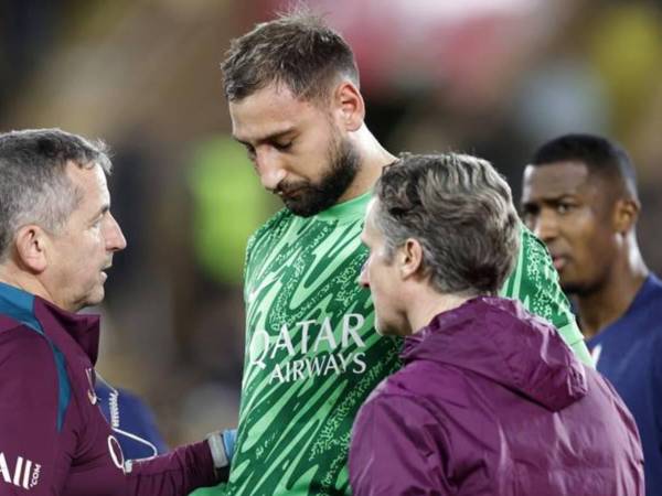 Donnarumma tuvo que salir de cambio tras la brutal patada sufrida.