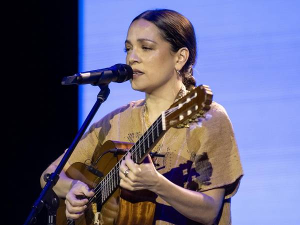 La cantante mexicana Natalia Lafourcade se presenta en la XIX Cumbre Mundial de Premios Nobel por La Paz este viernes, en la ciudad de Monterrey (México).