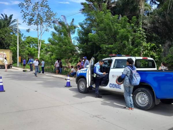 Escena donde se suscitó el accidente vial en el que murieron madre e hijo en La Ceiba.