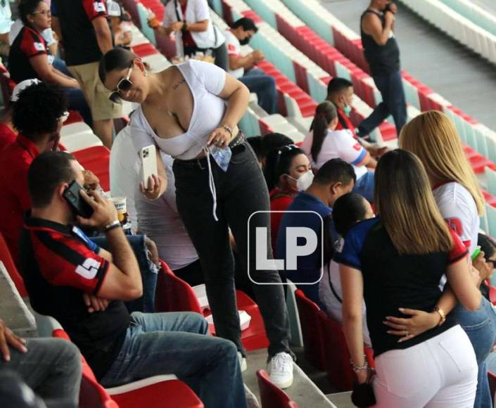 Las guapas aficionadas del Olimpia que adornaron el Clásico ante Real España.