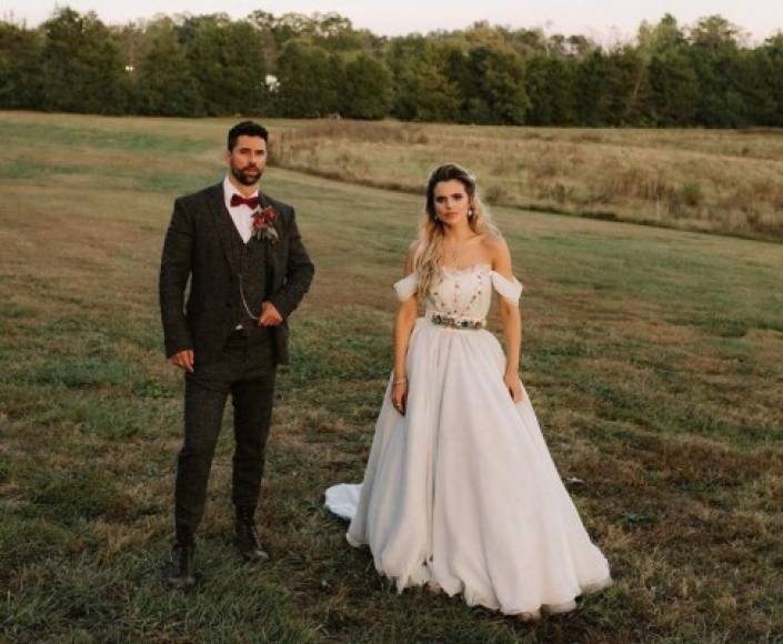 El look del novio tampoco se quedaba atrás. Aunque su traje era clásico Matías lo acompaño con unas botas altas al estilo militar.