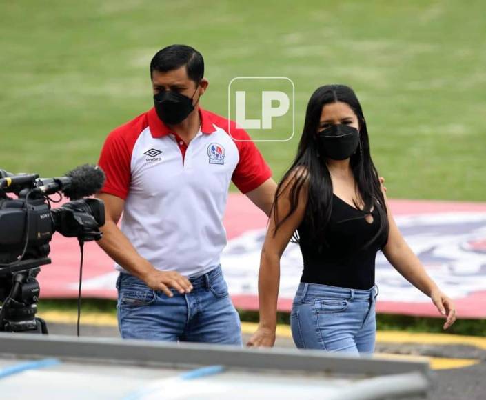 El expotero del Olimpia, Noel Valladares, apareció acompañado por el estadio Nacional Chelato Uclés para ver el partido ante Honduras Progreso.