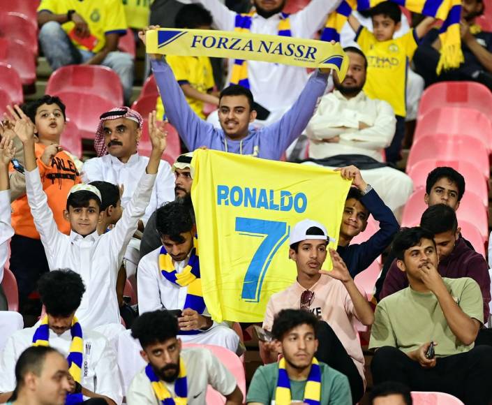 En el King Abdul Aziz Stadium la afición saudí apoyó a Cristiano Ronaldo con camisetas y bufandas.