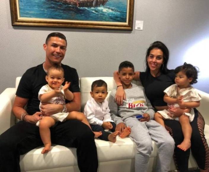 CR7 se hospeda junto a su esposa Georgina Rodríguez y sus hijos en una lujosa mansión en su natal Funchal, en la Isla de Madeira.