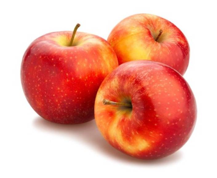 Manzanas: Las manzanas contienen un alto porcentaje de vitamina A, la cual ayuda al funcionamiento normal del sistema inmunitario, encargado de reforzar la salud de las mucosas (nariz, garganta, mucosa intestinal). Comer manzanas frecuentemente te ayudará a estar más fuerte ante un posible ataque de coronavirus.