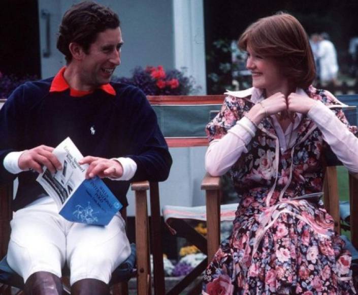 Tuvo un breve romance con la hermana de su futura esposa<br/><br/>Antes de que Diana apareciera en escena, el príncipe Carlos salió con su hermana mayor, Lady Sarah McCorquodale, durante nueve meses en 1977, pero su corto romance llegó a su fin después de que Sarah dio una entrevista embarazosa sobre el príncipe.<br/><br/>
