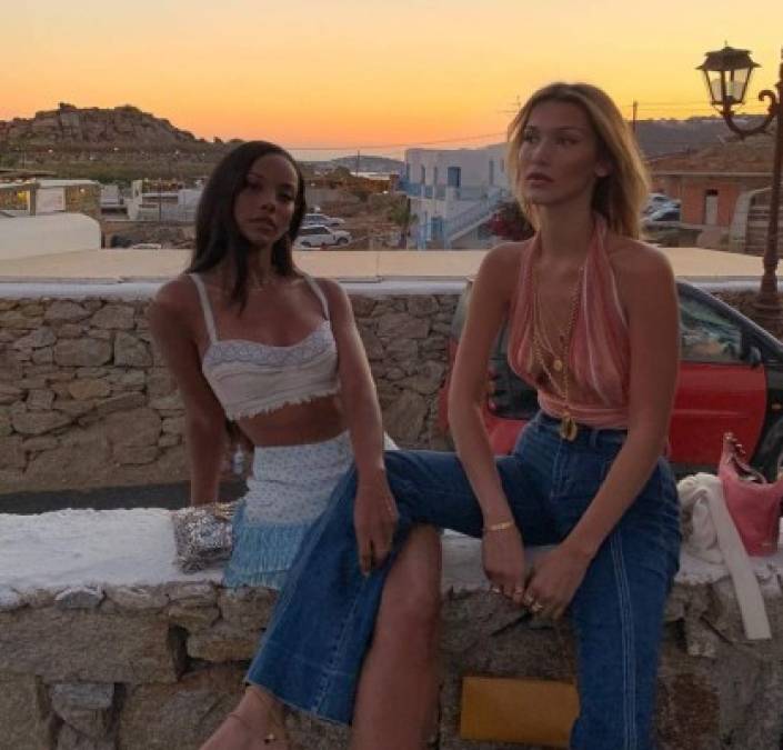 Una estrella de las pasarelas de la talla de Bella Hadid no descuida su imagen ni siquiera en vacaciones y cada una de las imágenes que ha compartido en Instagram durante sus jornadas a orillas del mar en Mykonos bien podrían haber sido sacadas de un editorial de moda.