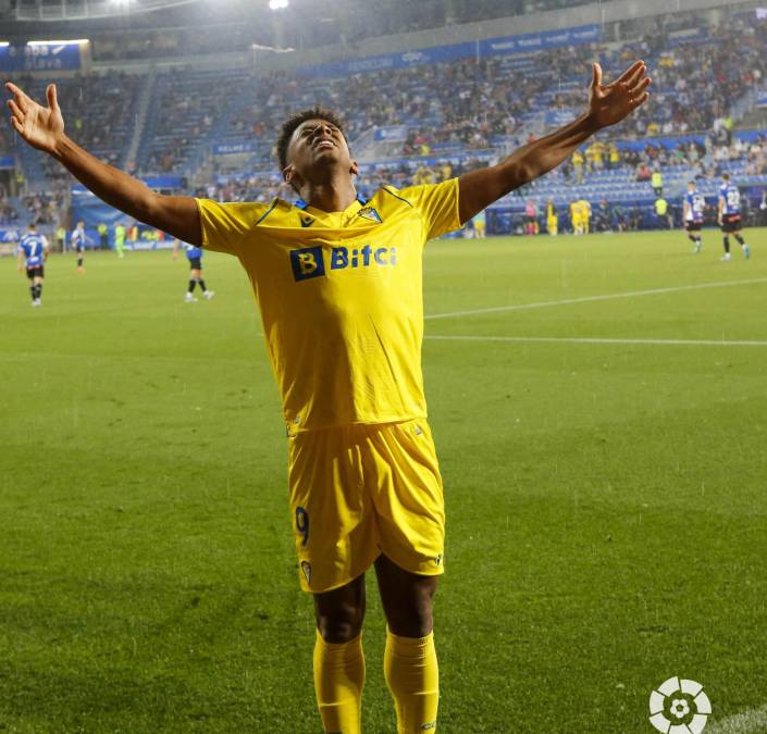 Antony Lozano celebró de esta manera su gol que le dio la salvación al Cádiz. El hondureño ha hecho historia con la anotación.