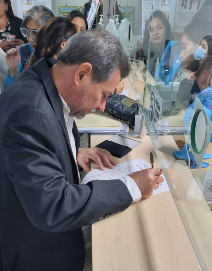 El diputado liberal Marlon Lara firmando la denuncia.