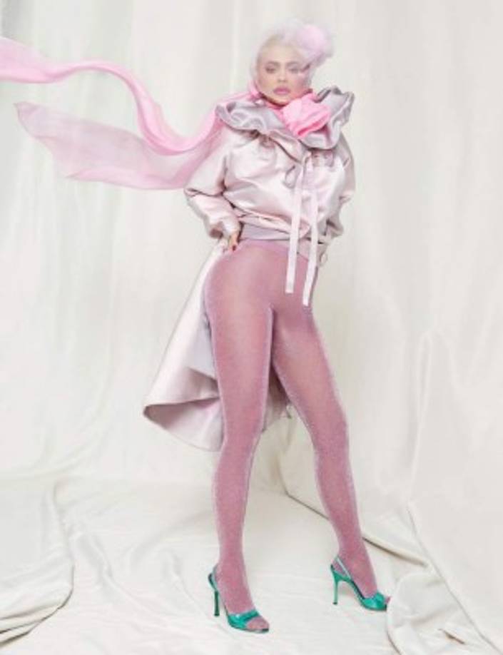 Su transformación de adolescente tímida a empresaria todopoderosa y reina de la esfera virtual ha sido un proceso en el que ha trabajado duro y ha estado a cargo de cada uno de los pasos del camino, incluida la construcción de su imperio cosmético.<br/><br/>'Tenía claro que, como consumidora, ¿por qué iba a querer comprar un pintalabios y un perfilador diferentes? Lo que quería era que fueran iguales, exactamente del mismo color para que fueran más fáciles de usar. Y me gasté hasta el último centavo empezando mi negocio, sin saber si tendría éxito', explica acerca de la inspiración tras sus 'lip-kits', su primer éxito de ventas y la piedra angular su compañía. <br/><br/>