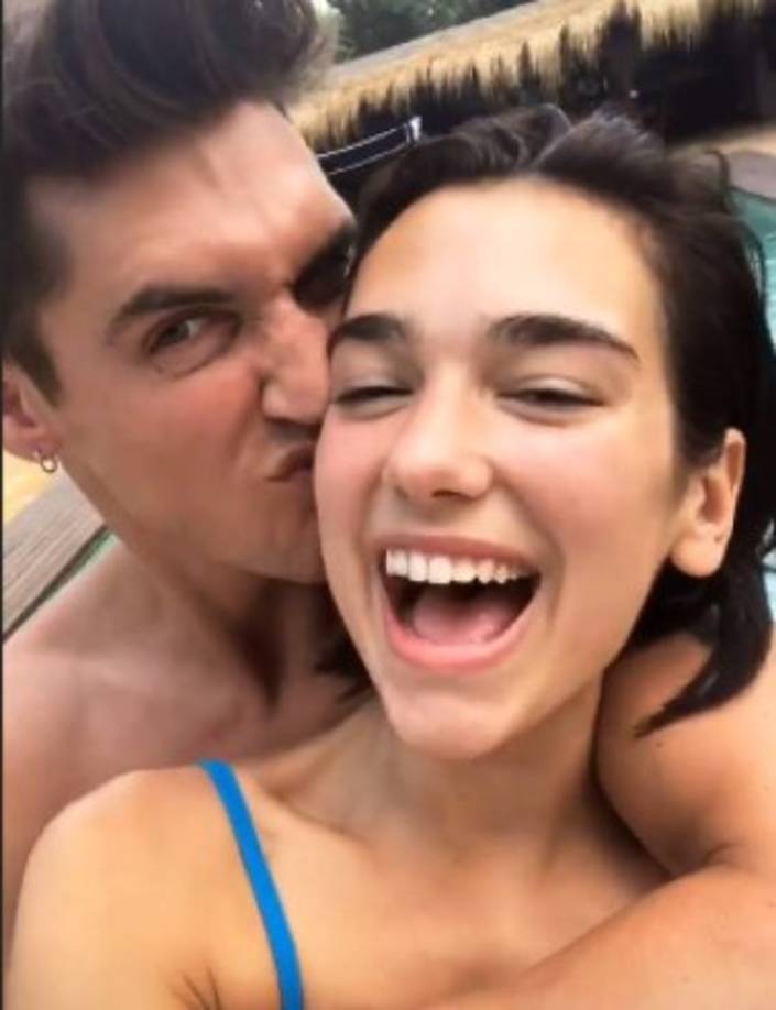 También la acompañó el modelo Isaac Carew, quien es el actual novio de la cantante.
