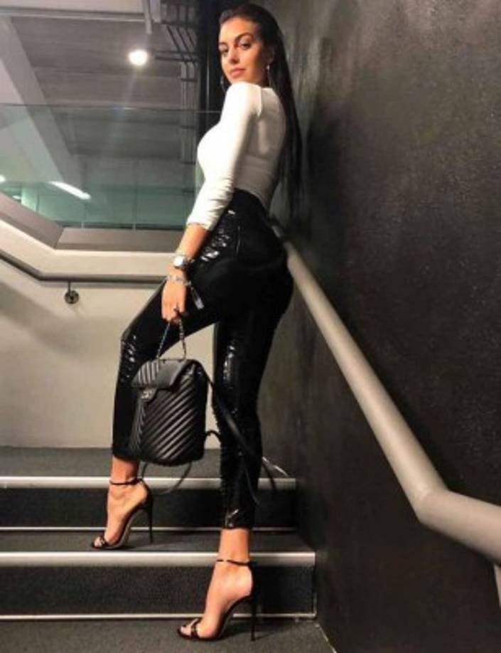 Georgina Rodríguez rompió el silencio y este miércoles concedió una entrevista para la revista Hola. 'Estoy destrozada por la pérdida de mi padre. Es el momento más duro que me ha tocado vivir', dijo.