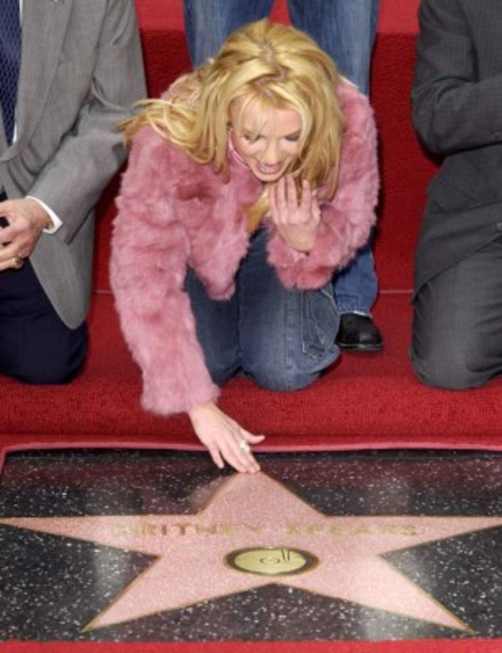 En 2003, recibió a sus 21 años una estrella en el Paseo de la Fama de Hollywood.