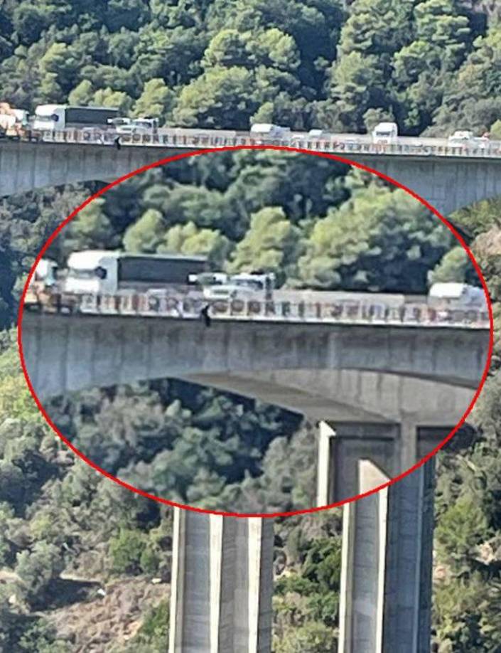 El puente donde se encontraba el futbolista francés está ubicado a una altura de aproximadamente 100 metros, en la autopista A8 de Niza.