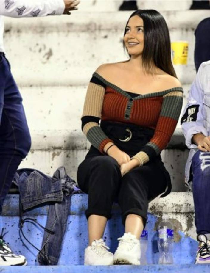 Esta hermosa chica estuvo en las gradas del estadio Olímpico. Ella es Stephanie Lobo, la novia del joven futbolista del Marathón, Cristian Cálix.