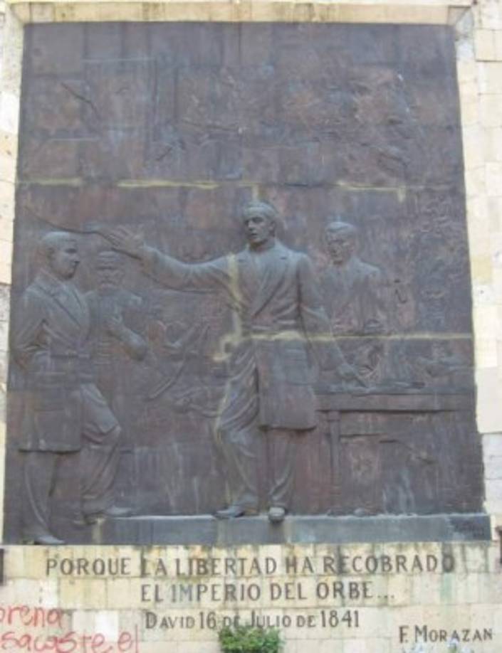 El altorrelieve de Morazán está ubicado en uno de los muros del edificio del Congreso Nacional en Tegucigalpa.