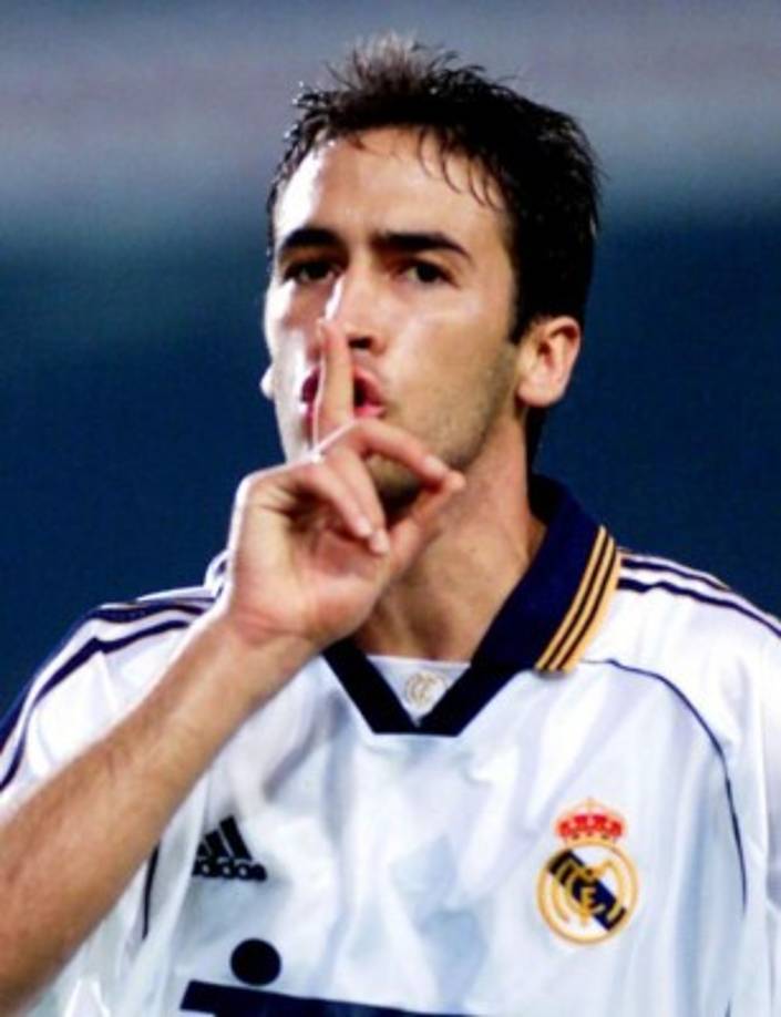 La noche en la que silenció al Camp Nou. Real Madrid comenzó ganando, el Barcelona empató para después ponerse por delante... hasta que apareció Raúl y firmó el 2-2 final. Su imagen aquella noche de octubre ha quedado para el recuerdo.