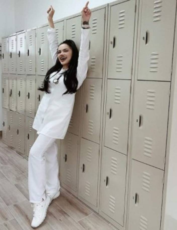 María Eugenia es amante de la moda, el maquillaje y de los tatuajes.