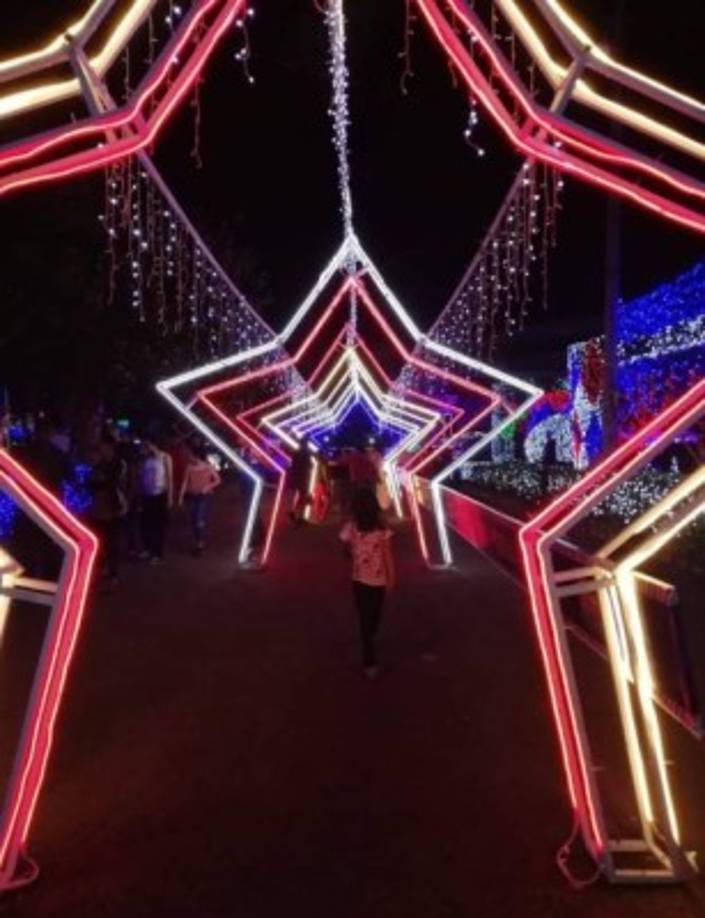 Millones de luces se utilizaron en la decoración de la Villa Navideña.