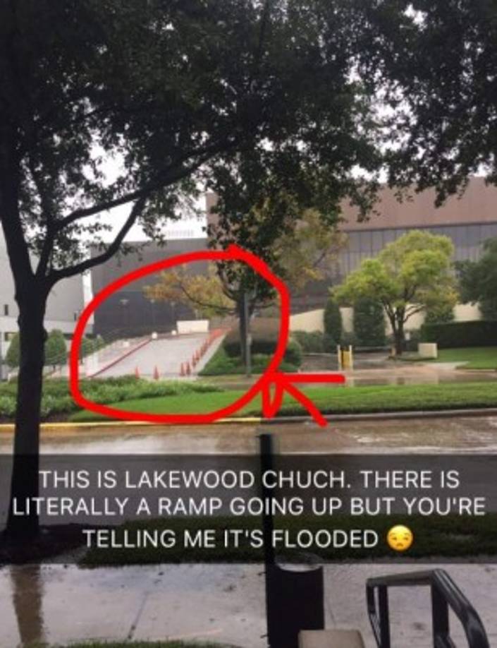 Tras sus declaraciones, vecinos de la Iglesia en Lakewood, postearon imágenes que evidenciaban que el templo no estaba inundado. 'Esta es la iglesia de Lakewood. Hay una rampa justo ahí y usted me está diciendo que está inundada', escribió una usuaria en Instagram.