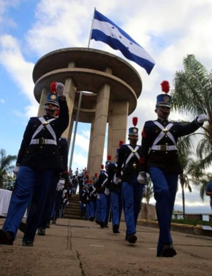 Desde las 5:00 am iniciaron los actos solemnes en todo el país en los que se izó el pabellón nacional.