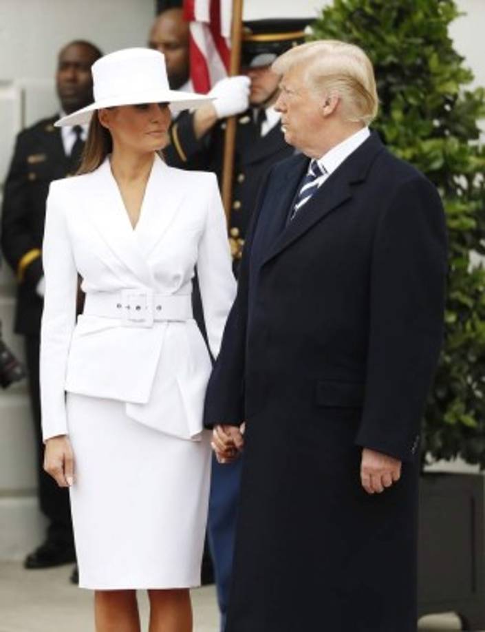 MCX01. WASHINGTON (ESTADOS UNIDOS), 24/04/2018.- El presidente estadounidense, Donald Trump (d), y su esposa, la primera dama, Melania Trump, durante una ceremonia de bienvenida en honor del mandatario francés en la Casa Blanca, en Washington DC, Estados Unidos, hoy, 24 de abril de 2018. Macron realiza una visita de Estado al país marcada por Irán y el comercio. EFE/SHAWN THEW