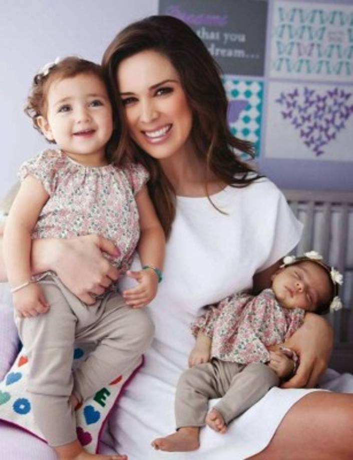 La vida también le ha traido alegrias a la conductora pues su familia ha crecido mucho, en poco tiempo pasaron de tener una niña a tres y ahora ya suman cinco hijas.