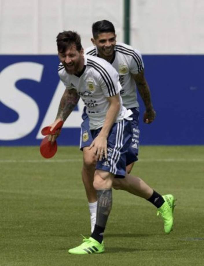 Ever Banega (R) and Lionel Messi attend a training session at the team's base camp in Bronnitsy, near Moscow, Russia on June 24, 2018 ahead of the Russia 2018 World Cup Group D football match against Nigeria to be held in Saint Petersbourg on June 26. / AFP PHOTO / JUAN MABROMATA